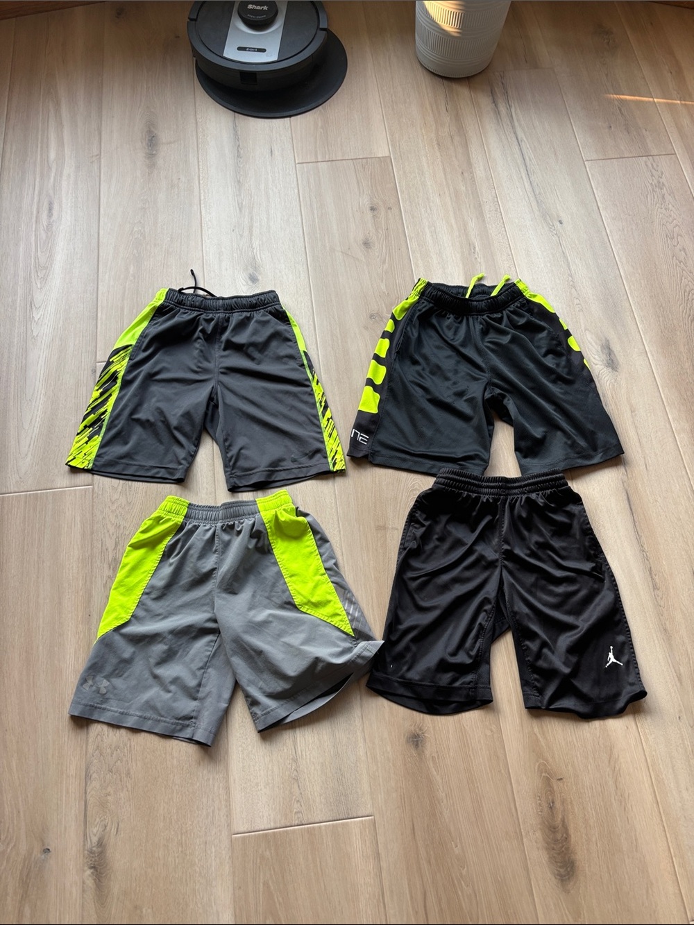 💚lot of 4 boys size small basketball shorts💚
